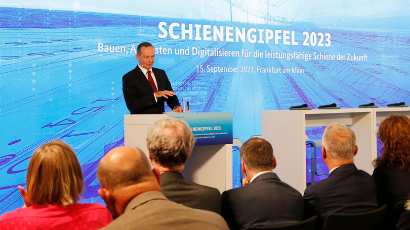 Volker Wissing am Podium beim Schienengipfel 2023