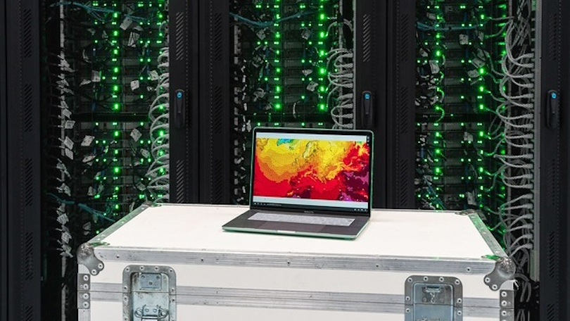 Laptop mit Wetterdaten auf einer Transportbox vor Schaltschränken Laptop mit Wetterdaten auf einer Transportbox vor Schaltschränken