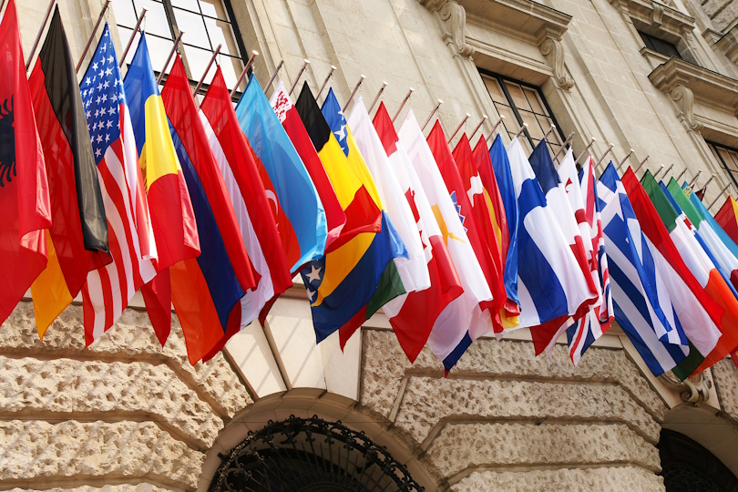 Flaggen der OECD-Länder in einer Reihe an einem Gebäude Flaggen der OECD-Länder in einer Reihe an einem Gebäude
