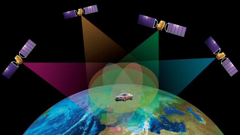 Die Signale von vier Satelliten im Erdorbit erreichen einen Pkw auf der Erdoberfläche. Die Signale von vier Satelliten im Erdorbit erreichen einen Pkw auf der Erdoberfläche.
