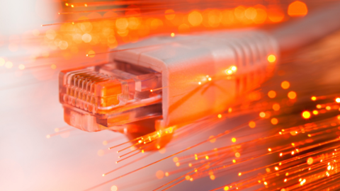 LAN-Kabel in Nahansicht mit digitalem Orangenem Hintergrundeffekt