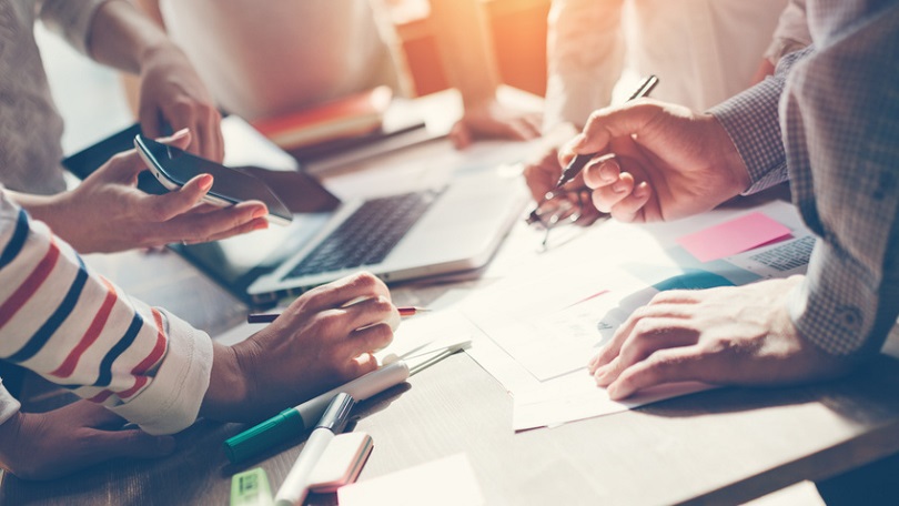 Menschen arbeiten zusammen an einem Tisch (Quelle: Fotolia / mooshny) Menschen arbeiten zusammen an einem Tisch (Quelle: Fotolia / mooshny)