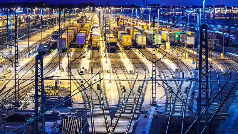 Blick auf einen beleuchteten Güterbahnhof bei Nacht Blick auf einen beleuchteten Güterbahnhof bei Nacht
