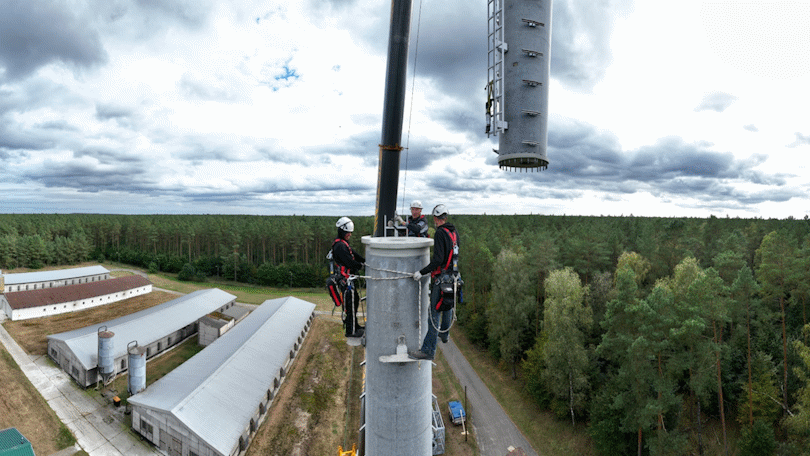 Aufbauarbeiten an einem Mobilfunkmast in luftiger Höhe Aufbauarbeiten an einem Mobilfunkmast in luftiger Höhe