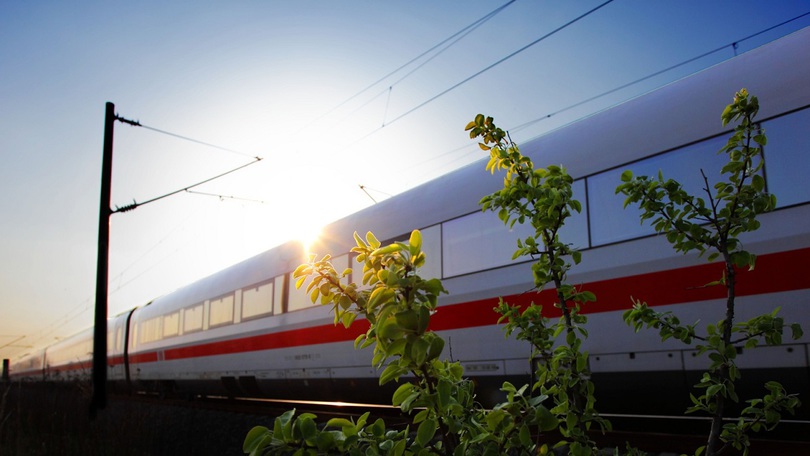 Ein Inter City Express der Baureihe 401 im Gegenlicht Ein Inter City Express der Baureihe 401 im Gegenlicht