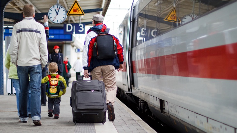 Personen gehen über einen Bahnsteig an einem ICE entlang Personen gehen über einen Bahnsteig an einem ICE entlang
