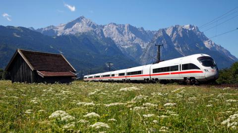 Ein ICE T der Baureihe 411 auf freier Strecke bei Garmisch-Partenkirchen vor der Bergkulisse in den Alpen