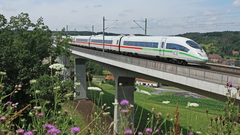 Ein ICE 3 der Baureihe 403 überquert die Aurach bei Emskirchen