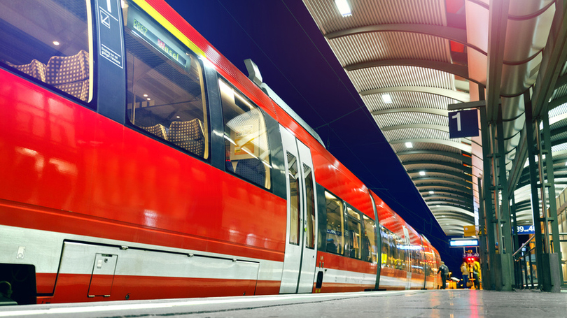 S-Bahn wartet am Bahnsteig S-Bahn wartet am Bahnsteig