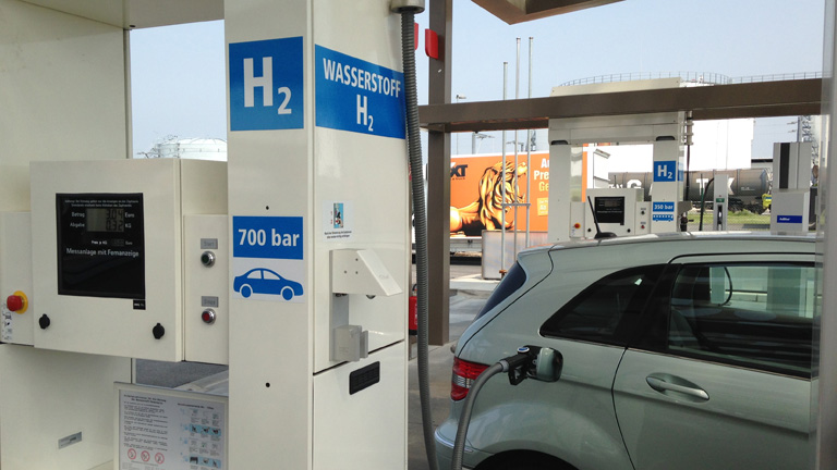 Pkw wird mit Wasserstoff betankt Pkw wird mit Wasserstoff betankt