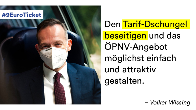Aufnahme von Volker Wissing im Zug. Daneben steht das Zitat: „Den Tarif-Dschungel beseitigen und das ÖPNV-Angebot möglichst einfach und attraktiv gestalten.“ Aufnahme von Volker Wissing im Zug. Daneben steht das Zitat: „Den Tarif-Dschungel beseitigen und das ÖPNV-Angebot möglichst einfach und attraktiv gestalten.“