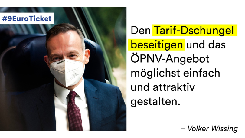 Aufnahme von Volker Wissing im Zug. Daneben steht das Zitat: „Den Tarif-Dschungel beseitigen und das ÖPNV-Angebot möglichst einfach und attraktiv gestalten.“