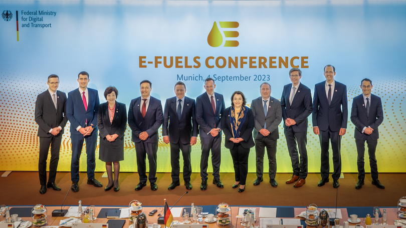 Gruppenfoto mit Volker Wissing auf der E-Fuels-Konferenz Gruppenfoto mit Volker Wissing auf der E-Fuels-Konferenz