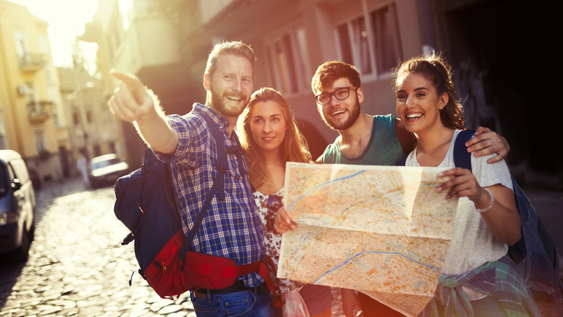 Touristen entdecken eine Stadt Touristen entdecken eine Stadt