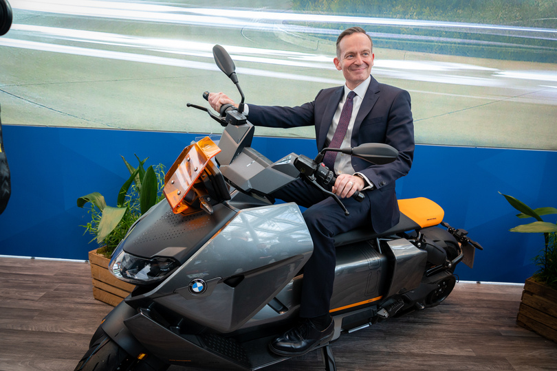 Volker Wissing sitzt auf einem Motorrad auf der ITF in Leipzig. Volker Wissing sitzt auf einem Motorrad auf der ITF in Leipzig.