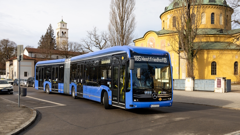 Ein Gelenkbus biegt ab. Ein Gelenkbus biegt ab.