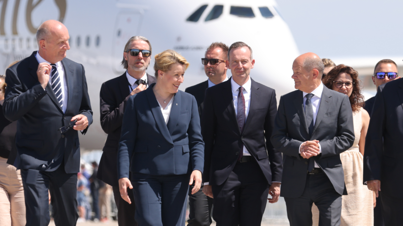 Gruppenfoto: Volker Wissing vor einem Flugzeug Gruppenfoto: Volker Wissing vor einem Flugzeug