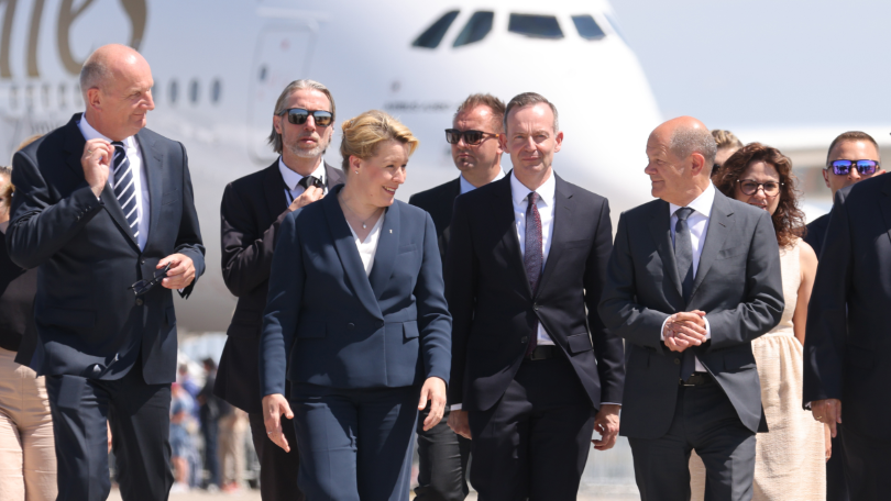 Gruppenfoto: Volker Wissing vor einem Flugzeug