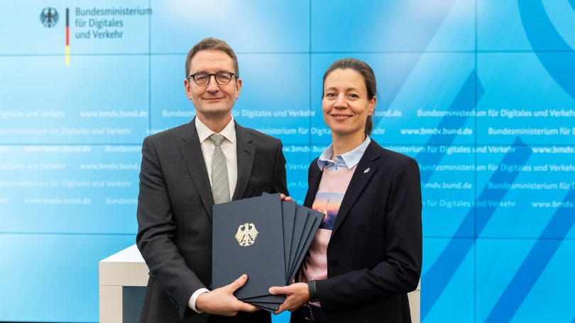 Staatssekretär Stefan Schnorr und Sabine von der Recke (Vorständin OHB System AG) bei der Übergabe der Zuwendungsbescheide Staatssekretär Stefan Schnorr und Sabine von der Recke (Vorständin OHB System AG) bei der Übergabe der Zuwendungsbescheide