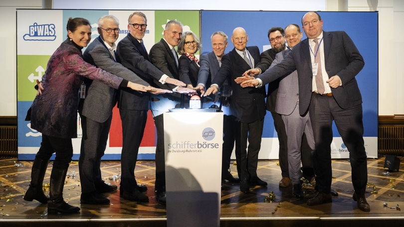 Gruppenbild mit Staatssekretärin Susanne Henckel bei der Veranstaltung der Niederrheinischen Industrie- und Handelskammer Duisburg zur Freischaltung der Lehr- und Lernplattform BiWAS (Binnenwasserstraßenwissen). Gruppenbild mit Staatssekretärin Susanne Henckel bei der Veranstaltung der Niederrheinischen Industrie- und Handelskammer Duisburg zur Freischaltung der Lehr- und Lernplattform BiWAS (Binnenwasserstraßenwissen).