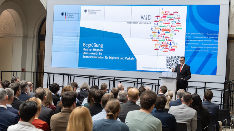 Staatssekretär Hartmut Höppner spricht auf der Bühne Staatssekretär Hartmut Höppner spricht auf der Bühne