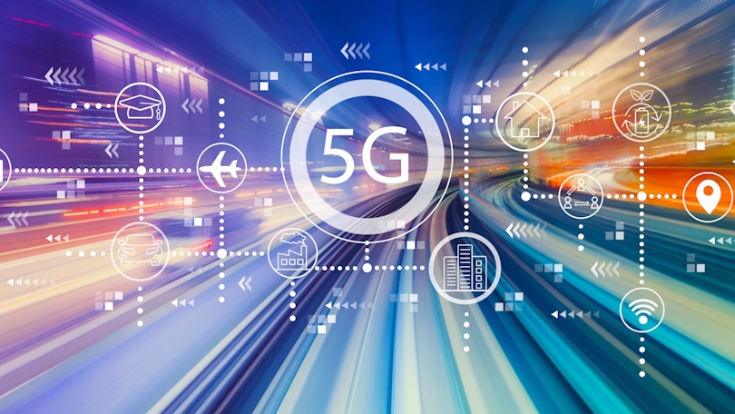 5G-Netzwerk mit abstrakten Highspeed-Bewegungslinien und Technologie-Icons 5G-Netzwerk mit abstrakten Highspeed-Bewegungslinien und Technologie-Icons