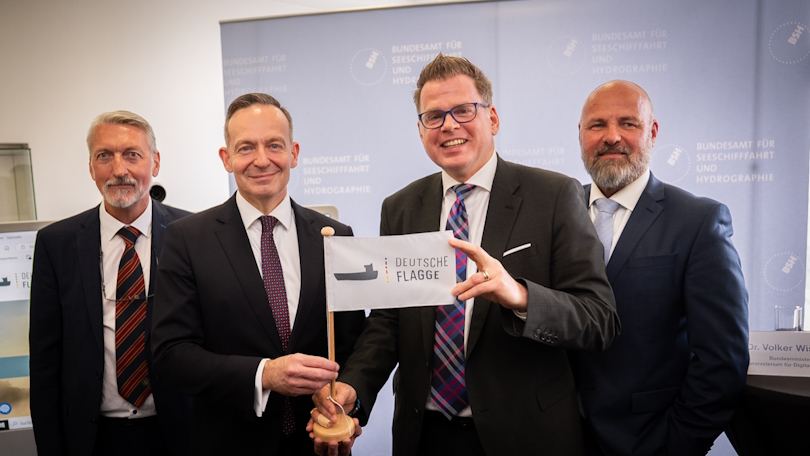 Gruppenfoto mit Volker Wissing vor Ort Gruppenfoto mit Volker Wissing vor Ort