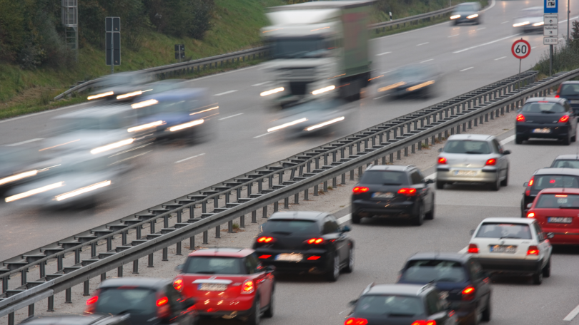 Aufnahme einer vielbefahrenen Straße Aufnahme einer vielbefahrenen Straße