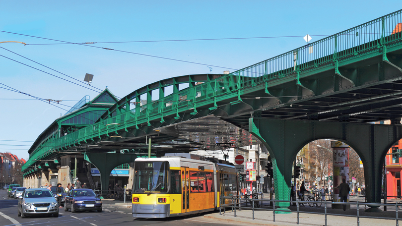 Straßenkreuzung am U-Bahnhof Eberswalder Straße in Berlin Straßenkreuzung am U-Bahnhof Eberswalder Straße in Berlin