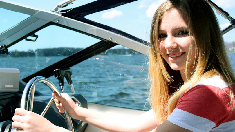 Mädchen am Steuer vom Boot Mädchen am Steuer vom Boot